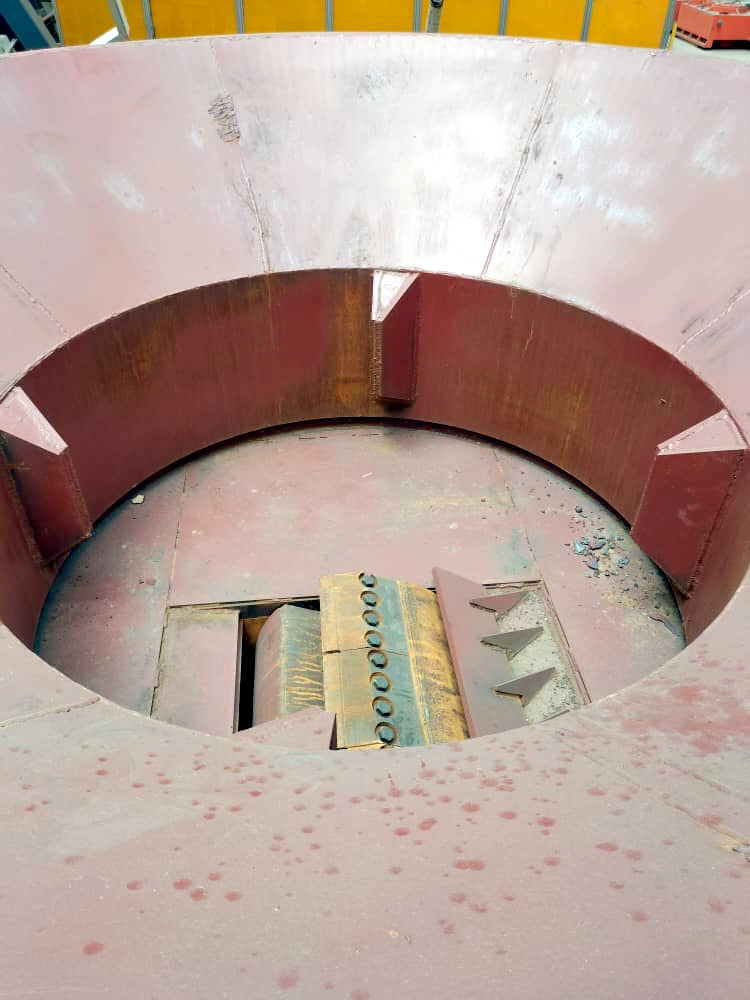 Chipping machine with hopper feed